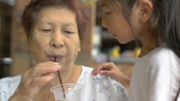 Aziatisch Meisje Serveren Haar Grootmoeder Wat Drinken Hou Van Levensstijl — Stockvideo