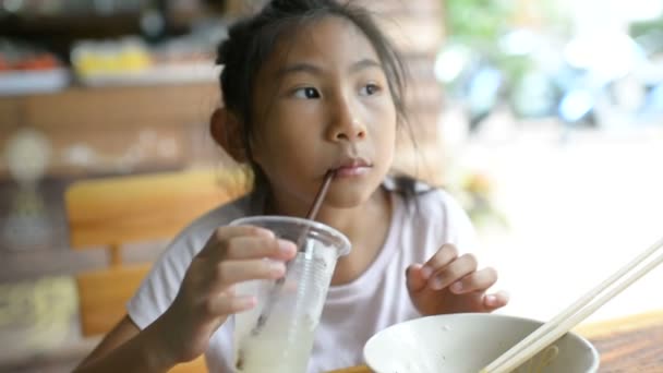 Ασιατικό Κορίτσι Απολαύσετε Ποτό Της Αφού Τελειώσει Γεύμα Της — Αρχείο Βίντεο