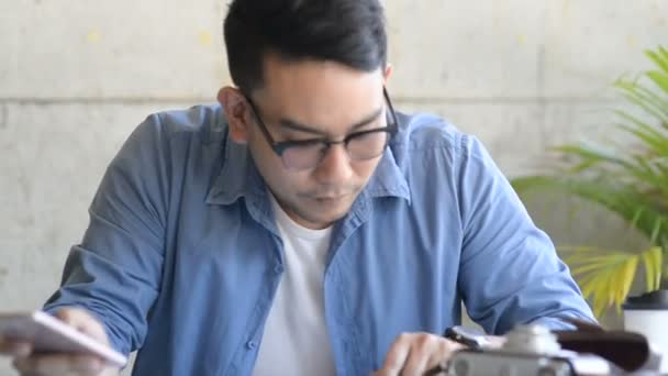 Happy Asian Man Utilizzando Smartphone Guardare Mappa Del Mondo Concetto — Video Stock