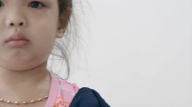 Hasta kız ve evde öksürük.