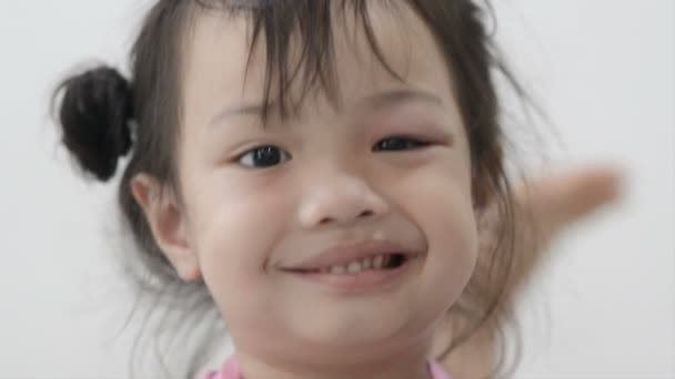 愉快的亚洲女孩微笑和看照相机 — 图库视频影像
