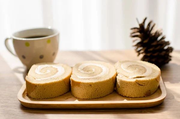 Torta Rotolo Caffè Una Tazza Caffè Sul Tavolo Legno — Foto Stock