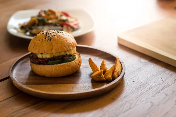 Hamburguesa Carne Plato Madera Lista Para Servir — Foto de Stock