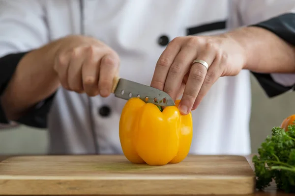 Chef Hachant Des Piments Jaunes Sur Planche Découper Concept Travail — Photo