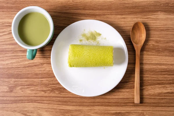 Ahşap Masa Üzerinde Sıcak Içecek Matcha Yeşil Çay Pasta — Stok fotoğraf