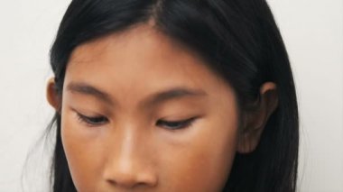 Asyalı kız o olsun iken bir grip, sağlıklı kavramı peçete kullanarak..