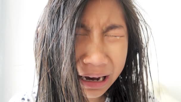 Asiática Chica Llorando Cerca Ventana Cámara Lenta — Vídeo de stock