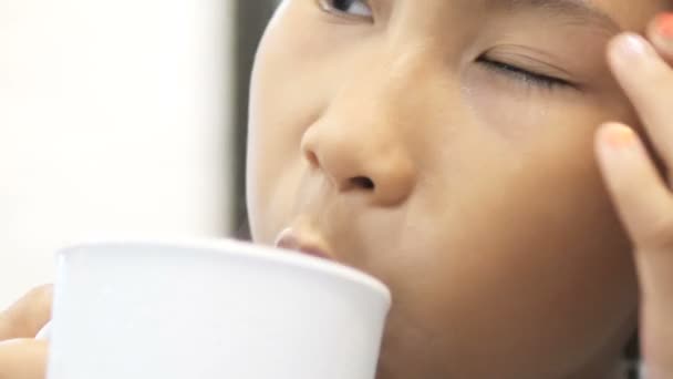 Asiática Chica Bebiendo Una Taza Agua Después Que Ella Tomó — Vídeos de Stock