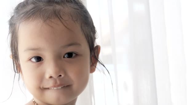 Menina Asiática Joga Pela Janela Quarto Luz Natural — Vídeo de Stock