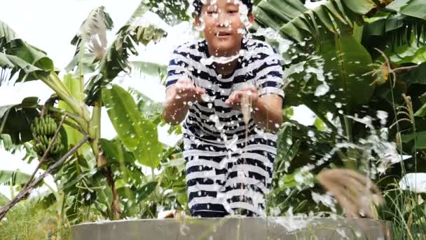 Asiatische Preteen Junge Bewässerung Bananenbaum Spritzen Mit Zeitlupe — Stockvideo
