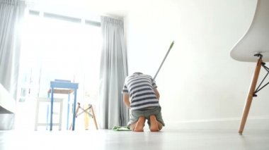 Asyalı çocuk odası ve kullanım robot vakum kullanımı temiz temizlik oda birlikte, modern yaşam tarzı kavramı içinde çalışır.