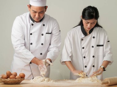 Şefler, fırıncı ekmek hamur birlikte kneads.