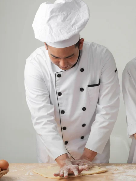 Азіатський Шеф Кухар Готує Тісто Піци Або Хліб Столі Концепція — стокове фото