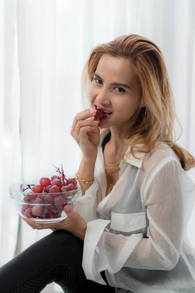 Beautiful Asian Woman Eating Ripe Grape Window Liestyle Concept — Stock Photo, Image
