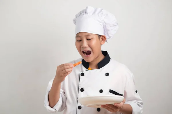 Preteen Aziatisch Uniform Van Chef Kok Eten Van Wortel Fruit — Stockfoto