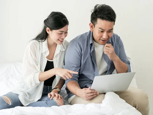 Feliz Casal Asiático Usando Laptop Casa Conceito Estilo Vida — Fotografia de Stock