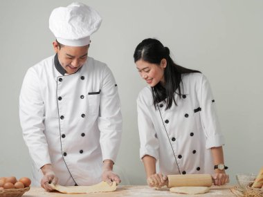 Asya Şef pizza veya tablo, iş yaşam tarzı kavramı ekmek hamur hazırlama.