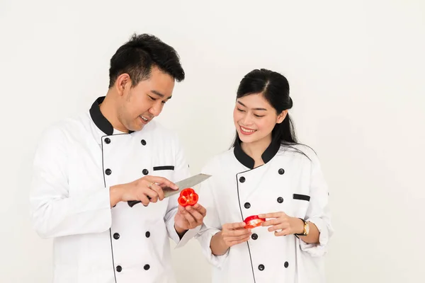 Chef Asiático Hombre Enseñando Cocinero Ayudante Para Cortar Chile Rojo — Foto de Stock