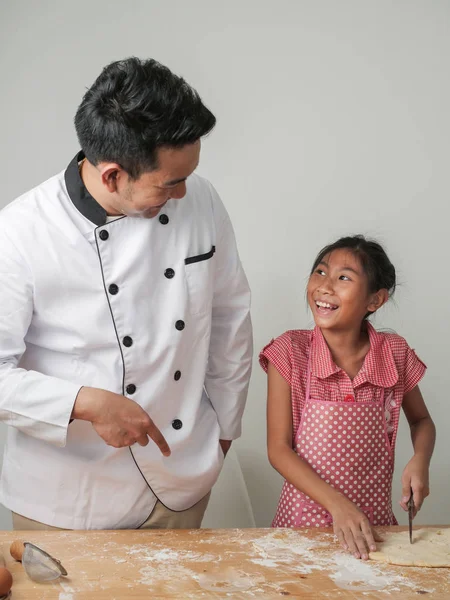 Asyalı kız şeften kruvasan işlemeyi öğreniyor. Yaşam tarzı konsepti..