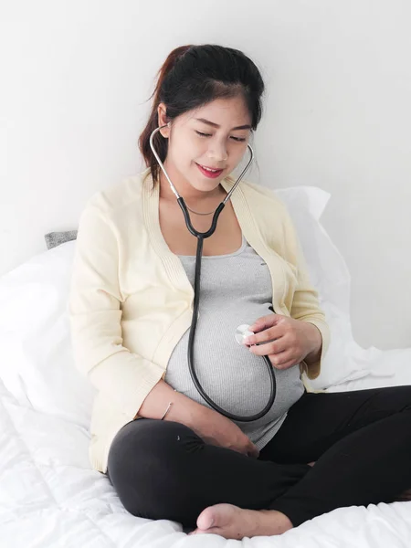 Mulher Grávida Asiática Usando Estetoscópio Ouvindo Seu Bebê Cama Conceito — Fotografia de Stock