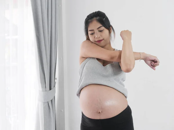 Asiático Mulher Grávida Exercício Casa Estilo Vida Conceito — Fotografia de Stock