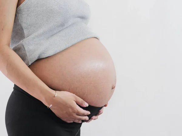 Körperteil Schwangerschaftsbauch Auf Weißem Hintergrund — Stockfoto