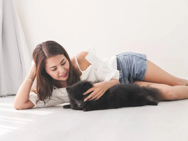 Feliz Mujer Asiática Tumbada Suelo Tocando Perro Negro Concepto Estilo — Foto de Stock