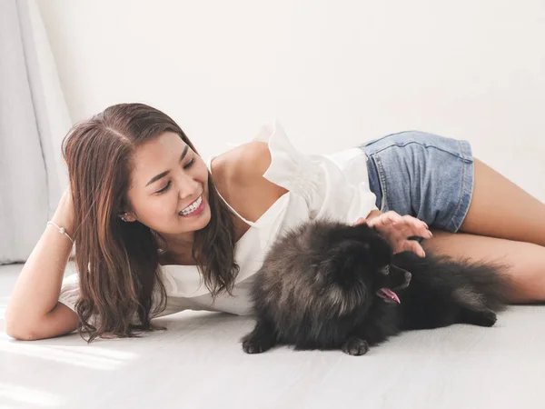 Mulher Asiática Feliz Deitado Chão Tocando Seu Cão Preto Conceito — Fotografia de Stock
