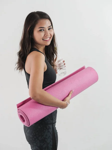 Mujer Asiática Feliz Sosteniendo Una Botella Agua Estera Yoga Rosa —  Fotos de Stock