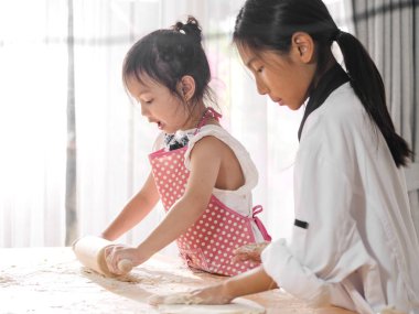 Hareket bulanıklığı hamur birlikte evde, inişli çıkışlı çocuklar yaşam tarzı kavramı.