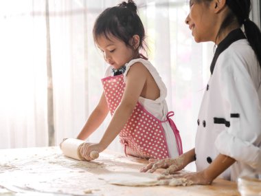 Hareket bulanıklığı hamur birlikte evde, inişli çıkışlı çocuklar yaşam tarzı kavramı.