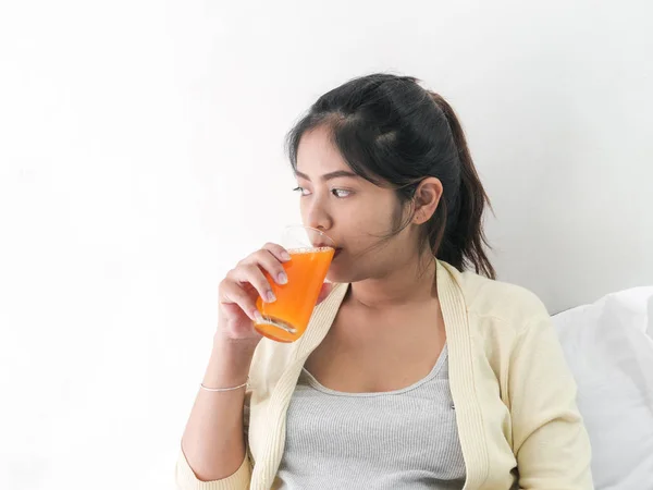 Aziatische Zwangere Drinken Een Glas Jus Orange Levensstijl Concept — Stockfoto