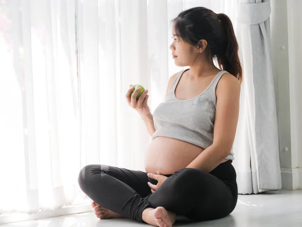 Gelukkig Aziatische Woma Groene Appel Houdt Haar Hand Zittend Vloer — Stockfoto