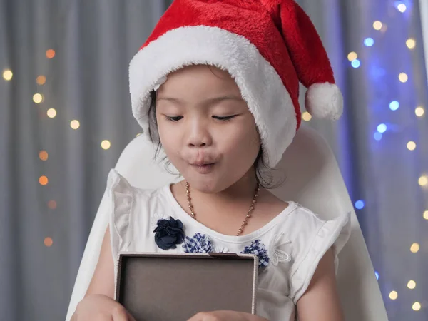 Happy Asian Girl Wearing Santa Hat Open Gift Box Christmas — Stock Photo, Image
