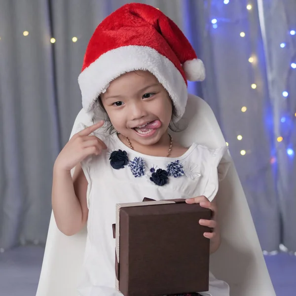 サンタの帽子とオープン ギフト ボックス クリスマス コンセプトを着て幸せなアジアの女の子 — ストック写真