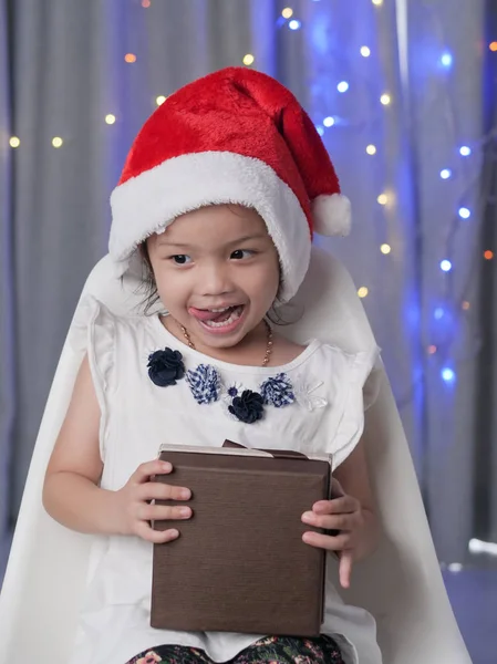 サンタの帽子とオープン ギフト ボックス クリスマス コンセプトを着て幸せなアジアの女の子 — ストック写真