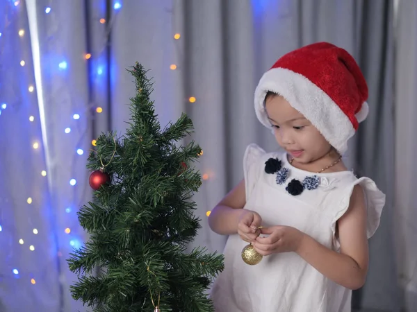 Feliz Chica Asiática Con Sombrero Santa Decoración Árbol Navidad Casa — Foto de Stock