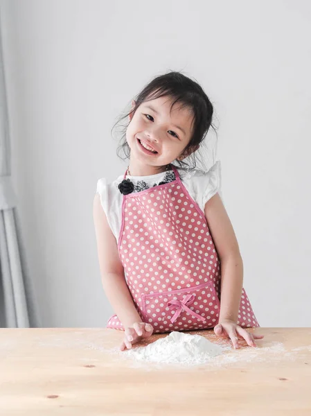 Happy Asijská Dívka Růžová Zástěrka Přípravu Mouky Pro Soubor Cookie — Stock fotografie
