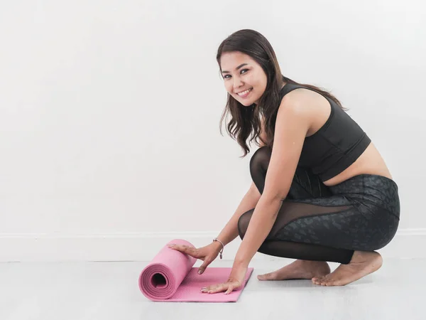 Feliz Asiático Deporte Mujer Rodando Rosa Yoga Mat Casa Estilo — Foto de Stock