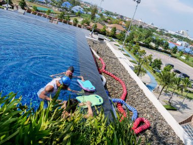 Prachubkirikhan, Tayland - 10 Ekim 2018: Hua Hin Tayland at yeni başlayanlar için onun öğrenci öğretim adsız Yüzme antrenörü.