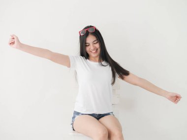 Beyaz, yaşam kavramı iskemlede mutlu Asyalı Genç kız.