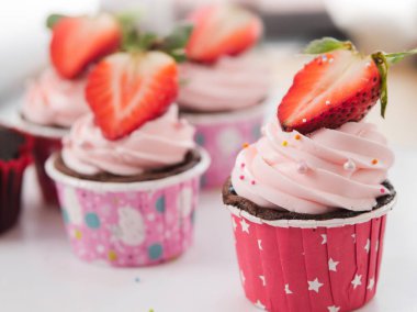 mermer masa, kopya alanı üzerinde çilekli top kek.