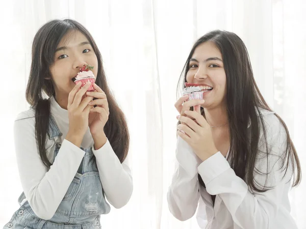 Feliz Asiático Adolescente Niñas Comer Cupcake Juntos Casa Estilo Vida — Foto de Stock