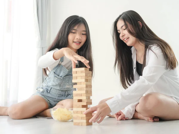 Счастливые Азиатские Девочки Подростки Играющие Деревянными Блоками Полу Концепция Образа — стоковое фото