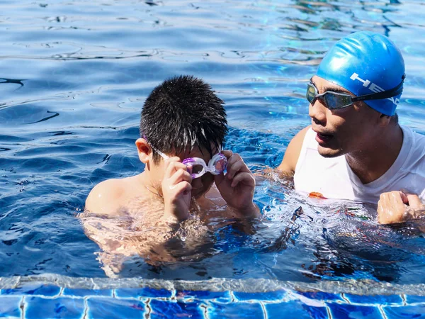 Prachubkirikhan Thailandia Ottobre 2018 Allenatore Nuoto Senza Titolo Che Insegna — Foto Stock