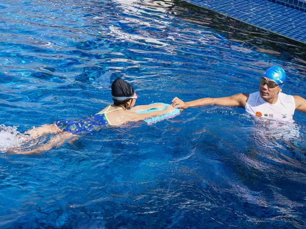 泰国巴丘布基里汗 2018年10月10日 在泰国华欣为初学者教他的学生的无题游泳教练 — 图库照片