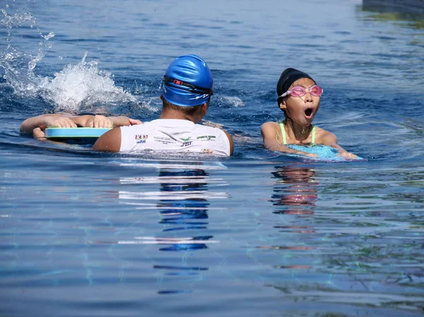 泰国巴丘布基里汗 2018年10月10日 在泰国华欣为初学者教他的学生的无题游泳教练 — 图库照片
