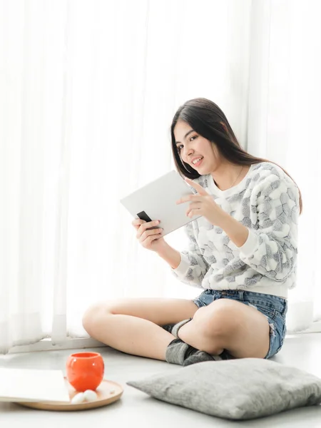 Bella Ragazza Adolescente Asiatica Utilizzando Tablet Seduto Sulla Finestra Con — Foto Stock