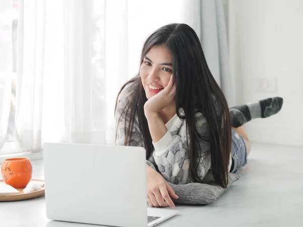 Gelukkig Aziatisch Meisje Liggend Vloer Met Behulp Van Laptop Thuis — Stockfoto