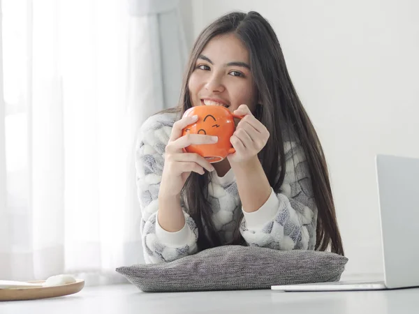 Felice Ragazza Asiatica Sdraiata Sul Pavimento Bere Cioccolata Calda Casa — Foto Stock